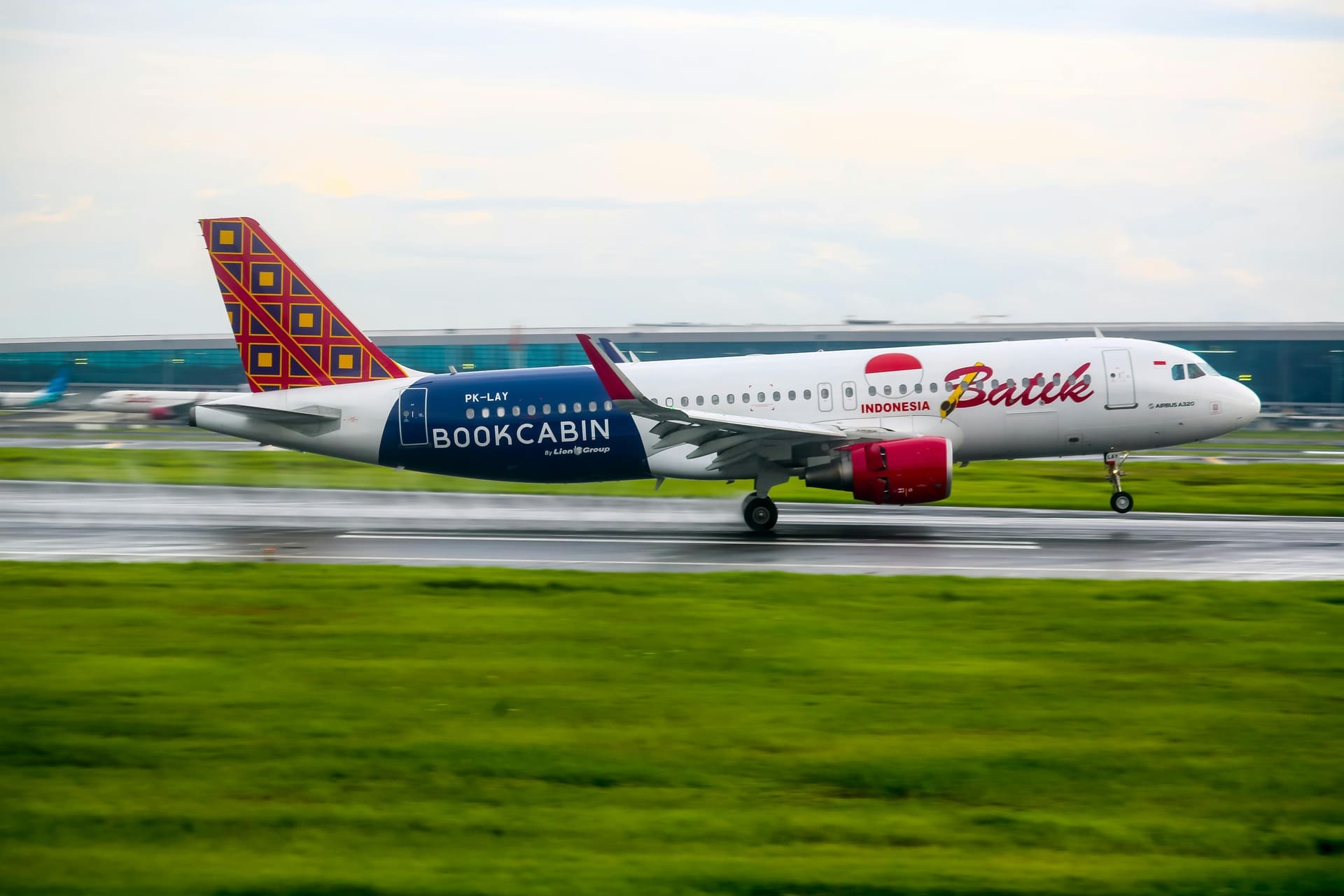 Search live flight prices